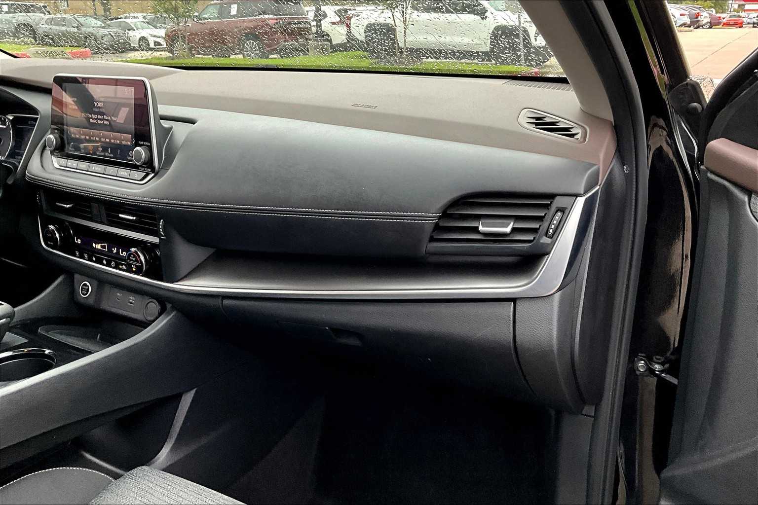 2023 Nissan Rogue SV photo 16