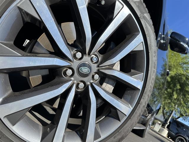 2024 Land Rover Discovery P300 Dynamic SE photo 2