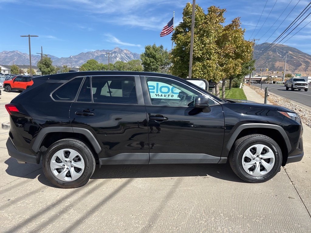 2024 Toyota RAV4 LE photo 4