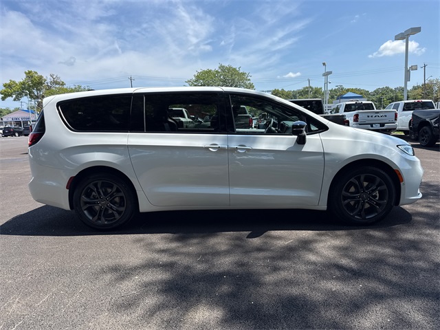 2026 Chrysler Pacifica photo 2