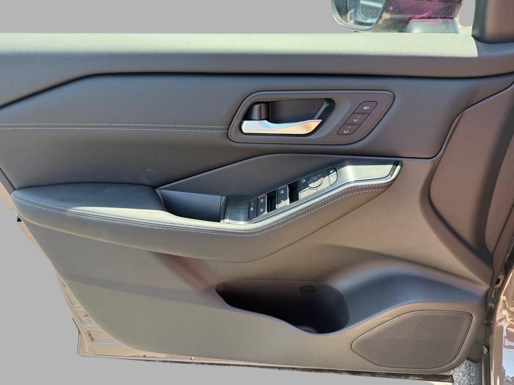 2025 Nissan Rogue SL photo 15