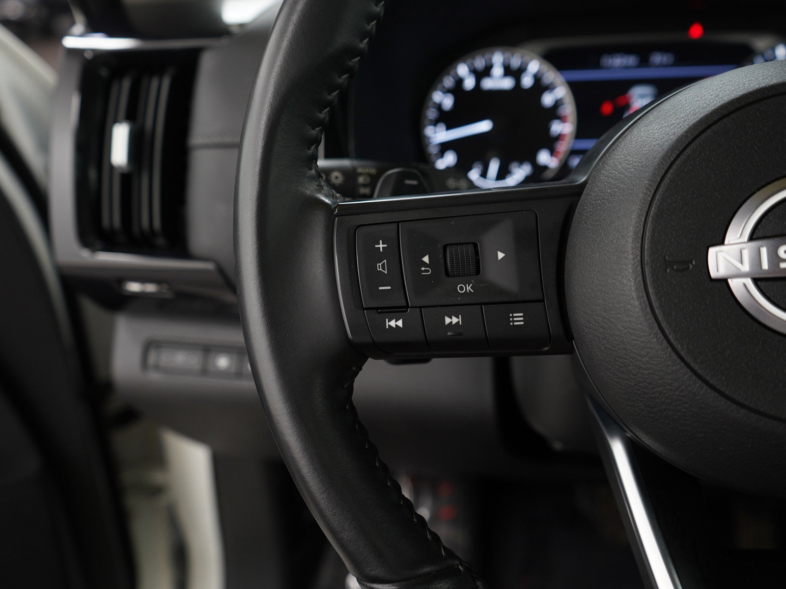 2024 Nissan Pathfinder SV photo 21