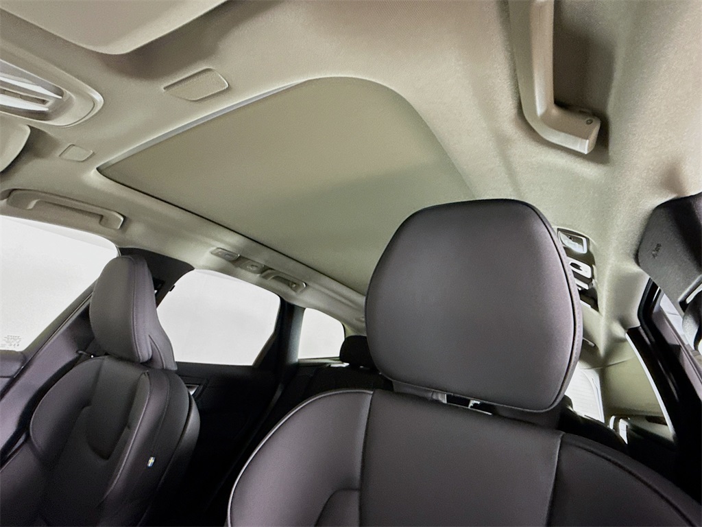 2026 Volvo XC60 B5 Plus photo 22