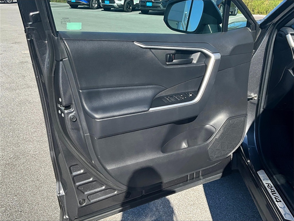 2022 Toyota RAV4 LE photo 9