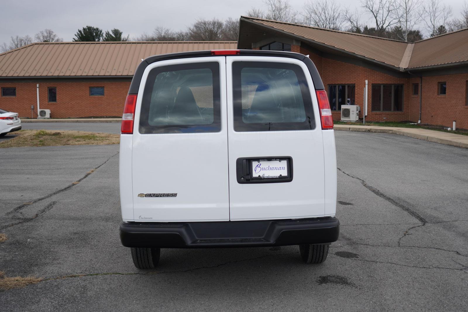 2025 Chevrolet Express Cargo 3500 photo 4