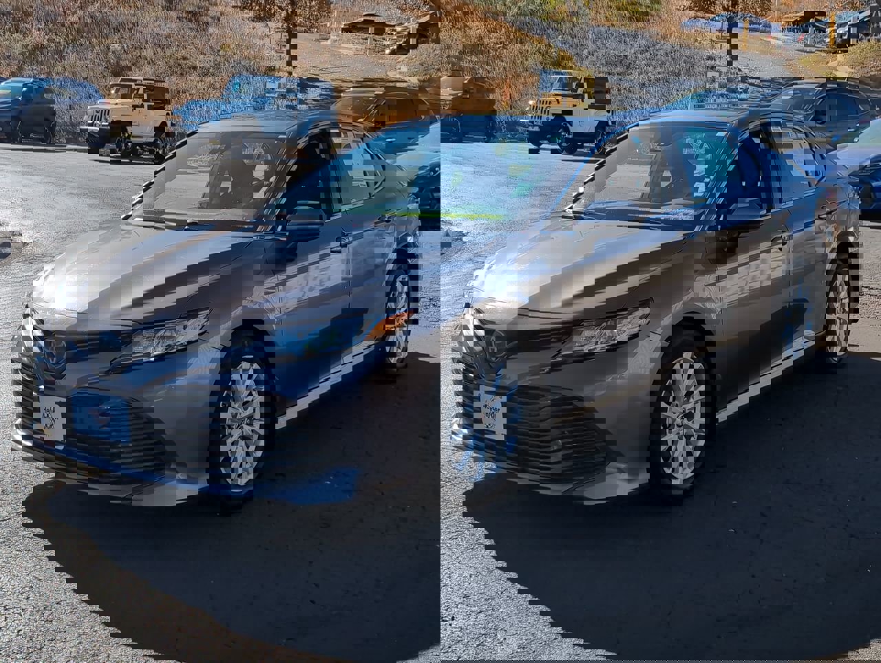 2020 Toyota Camry LE photo 3