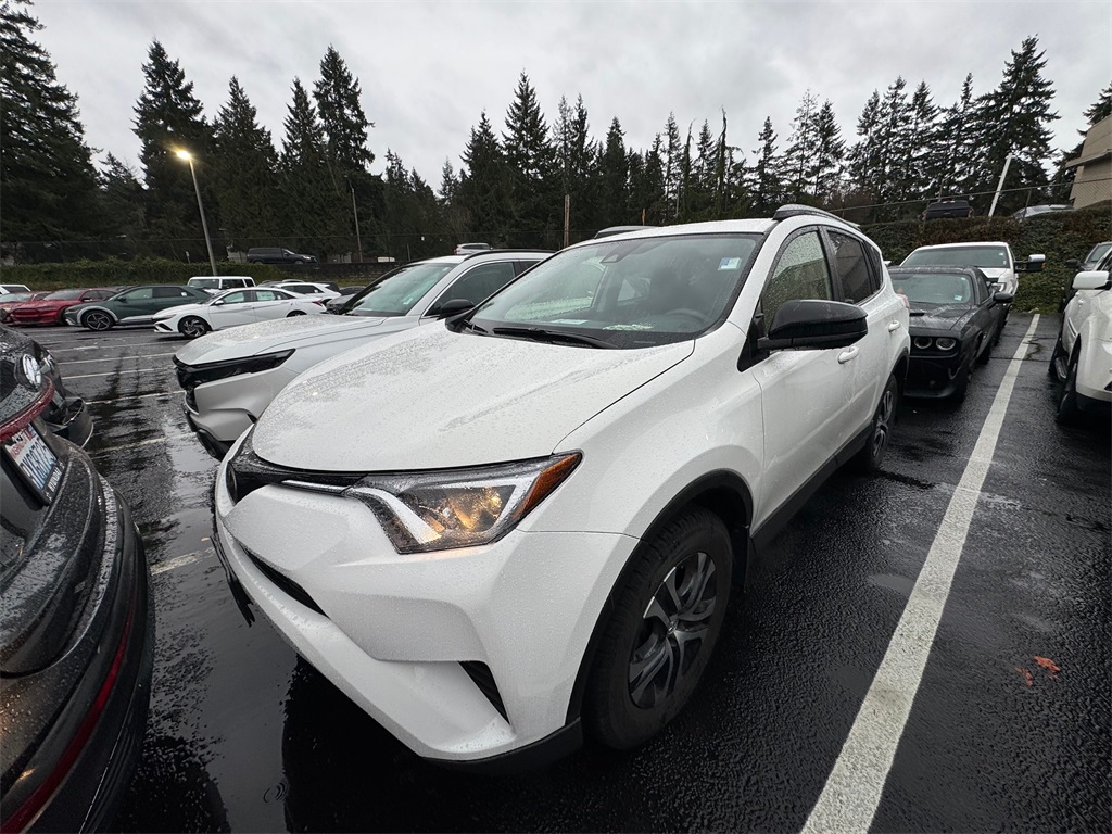 2017 Toyota RAV4 LE's photo