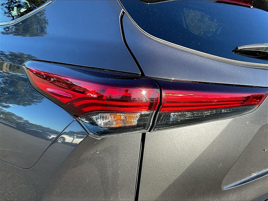 2020 Toyota Highlander Hybrid LE photo 32