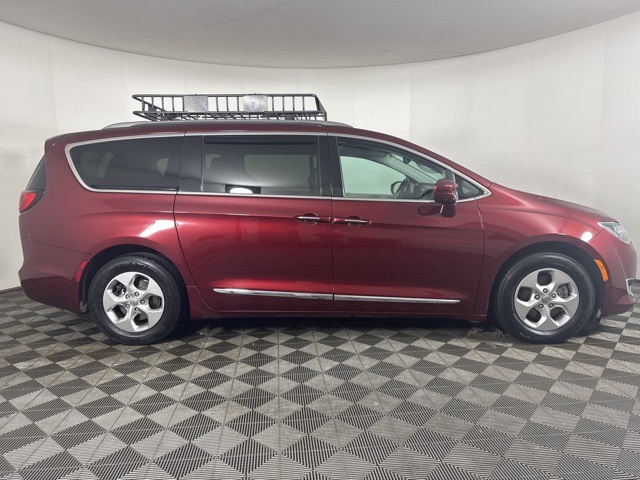 2017 Chrysler Pacifica Touring Plus photo 2