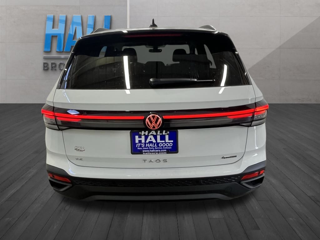 2025 Volkswagen Taos SE photo 4
