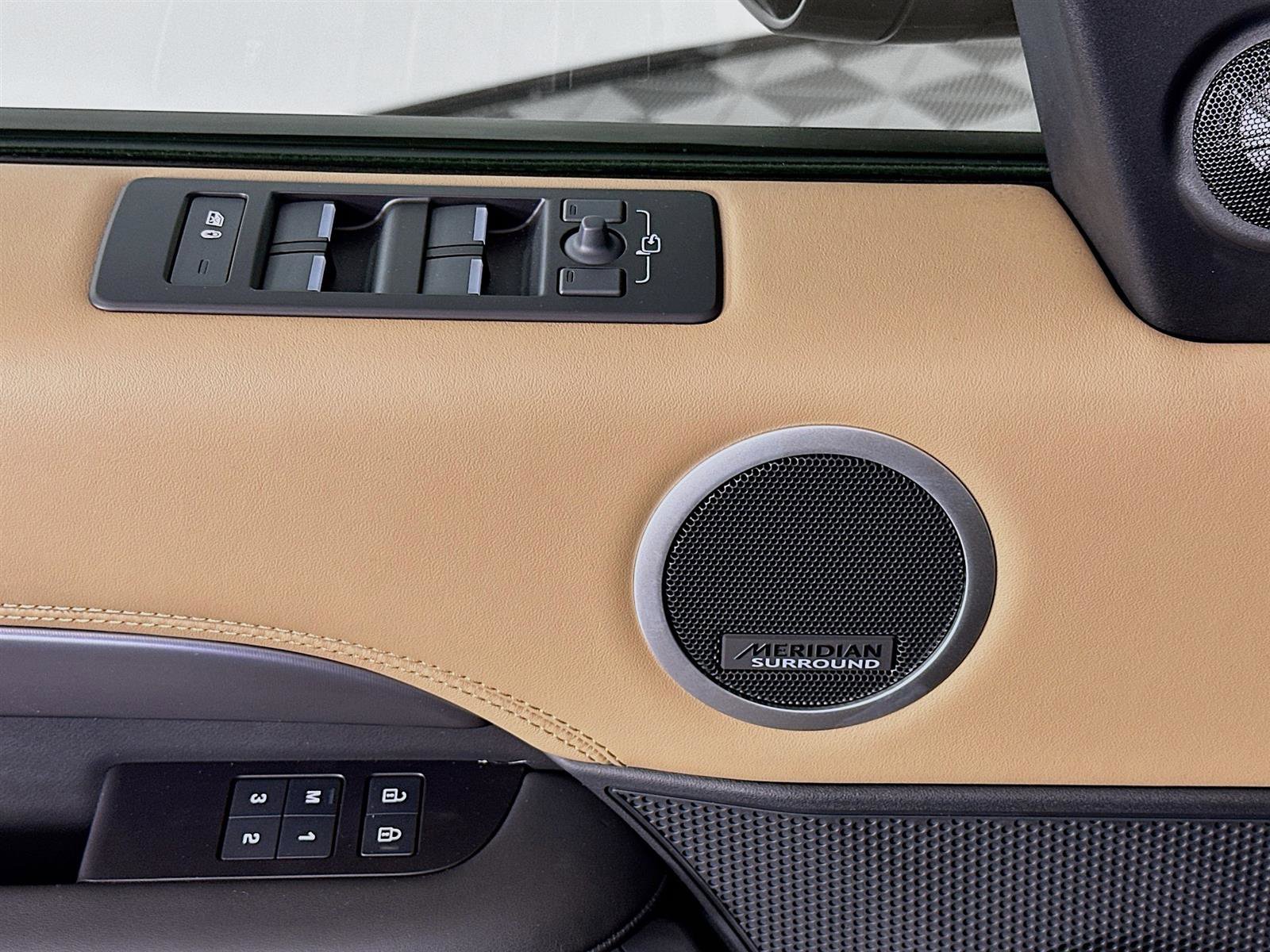 2025 Land Rover Discovery Metropolitan Edition photo 18