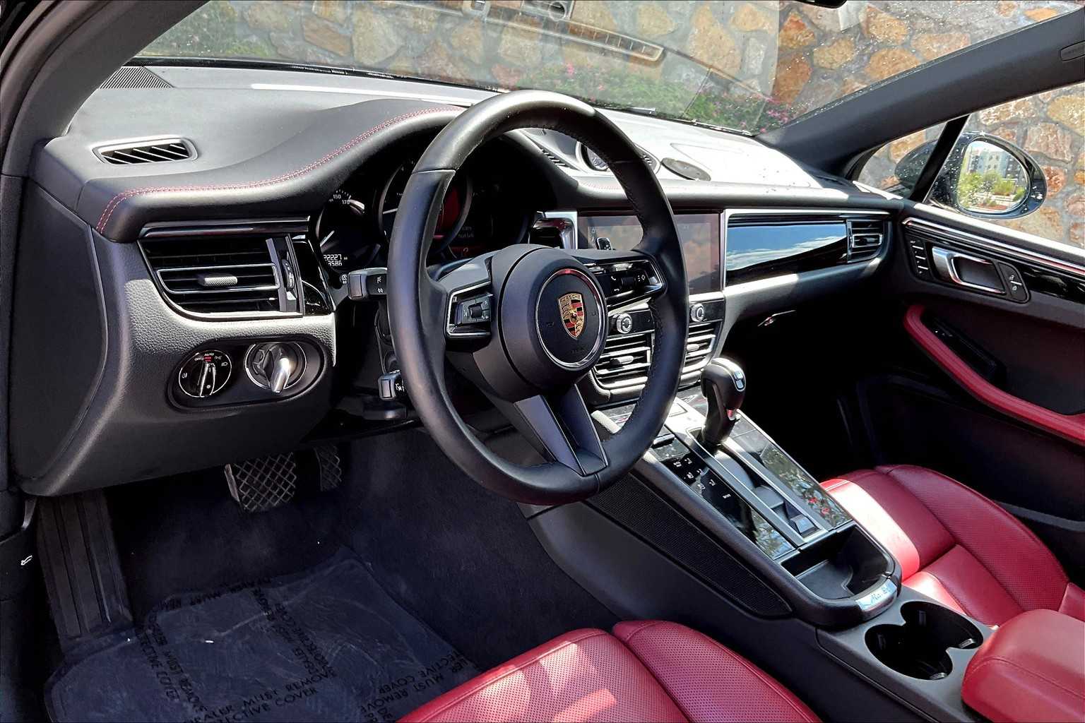 2024 Porsche Macan T photo 4