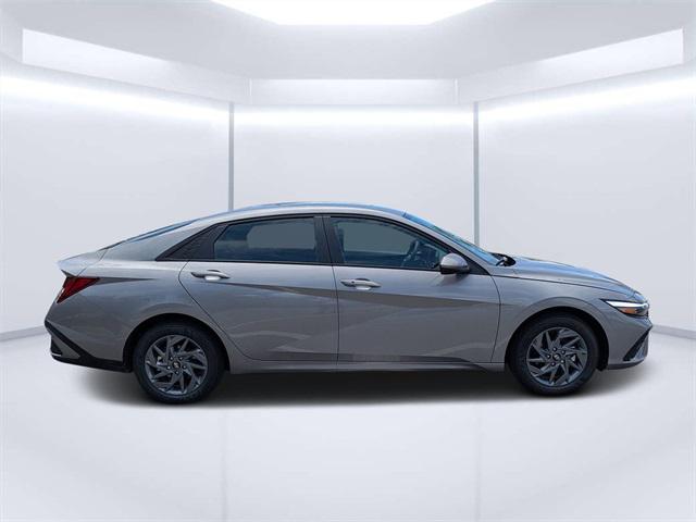 2025 Hyundai Elantra Hybrid Blue photo 2