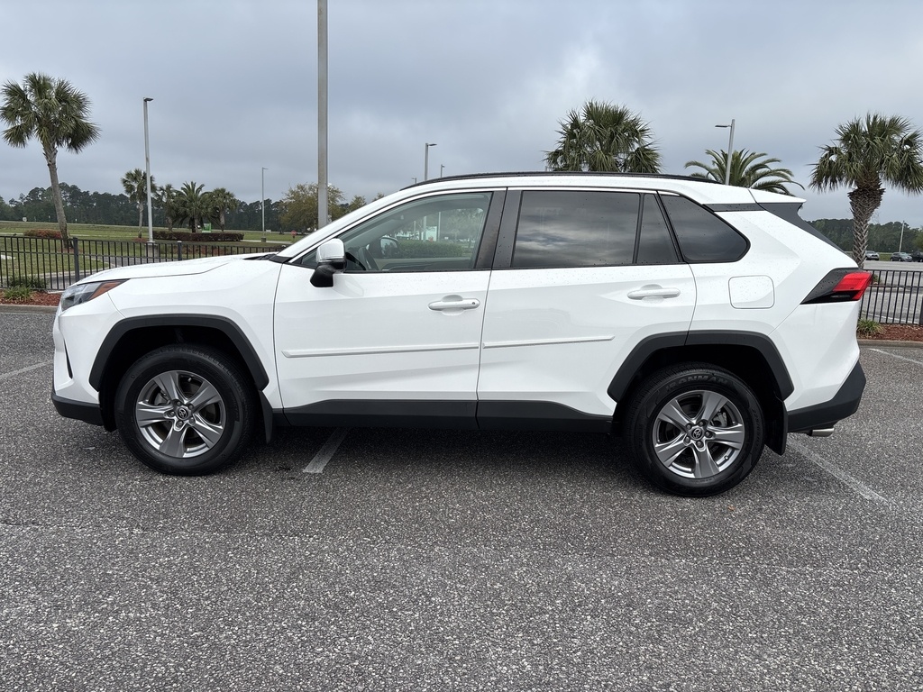 2022 Toyota RAV4 XLE photo 2