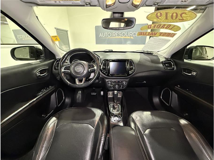 Used 2019 Diamond Black Crystal Pearlcoat Jeep Limited image 17