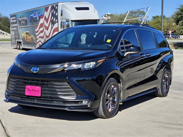 2024 Toyota Sienna LE photo 3