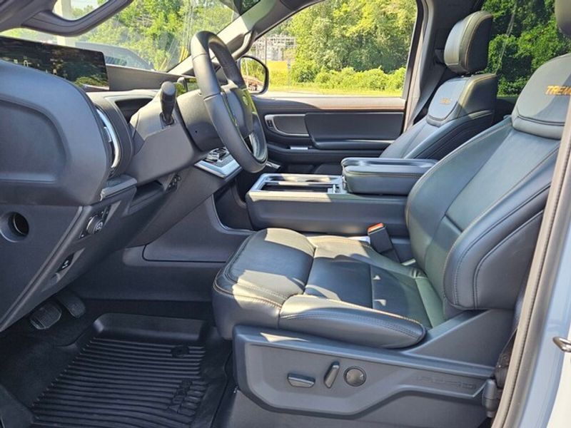 2025 Ford Expedition photo 2