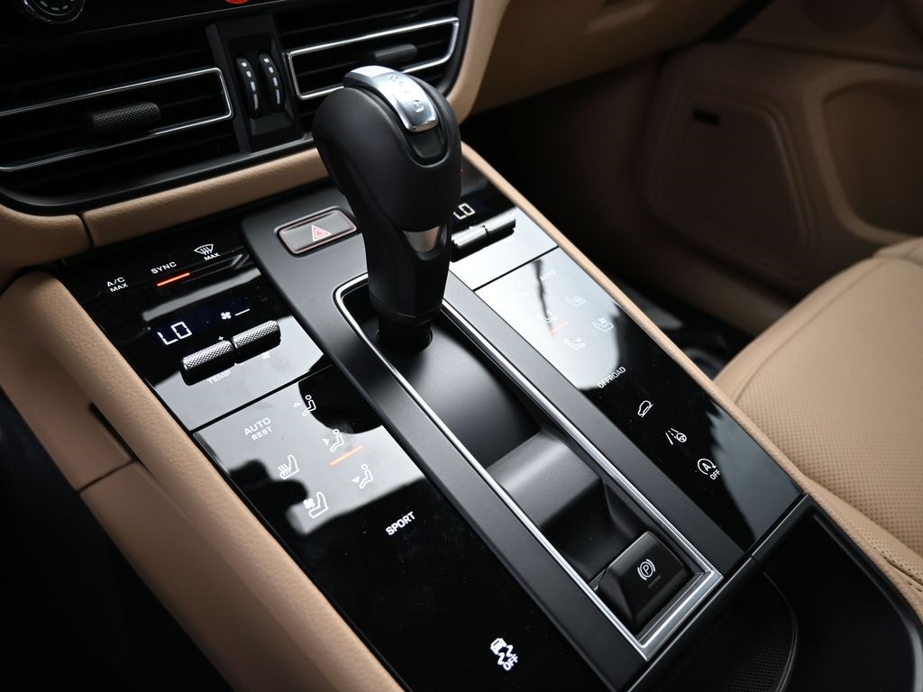 2026 Porsche Macan T photo 20