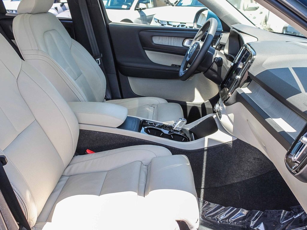 2023 Volvo XC40 Plus photo 17