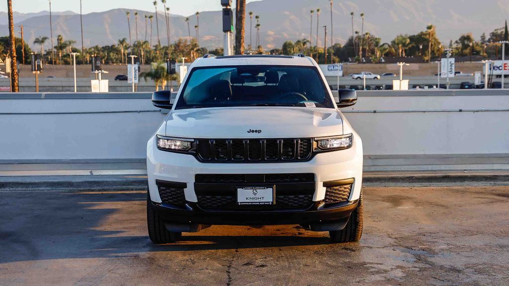 2025 Jeep Grand Cherokee Altitude X photo 3