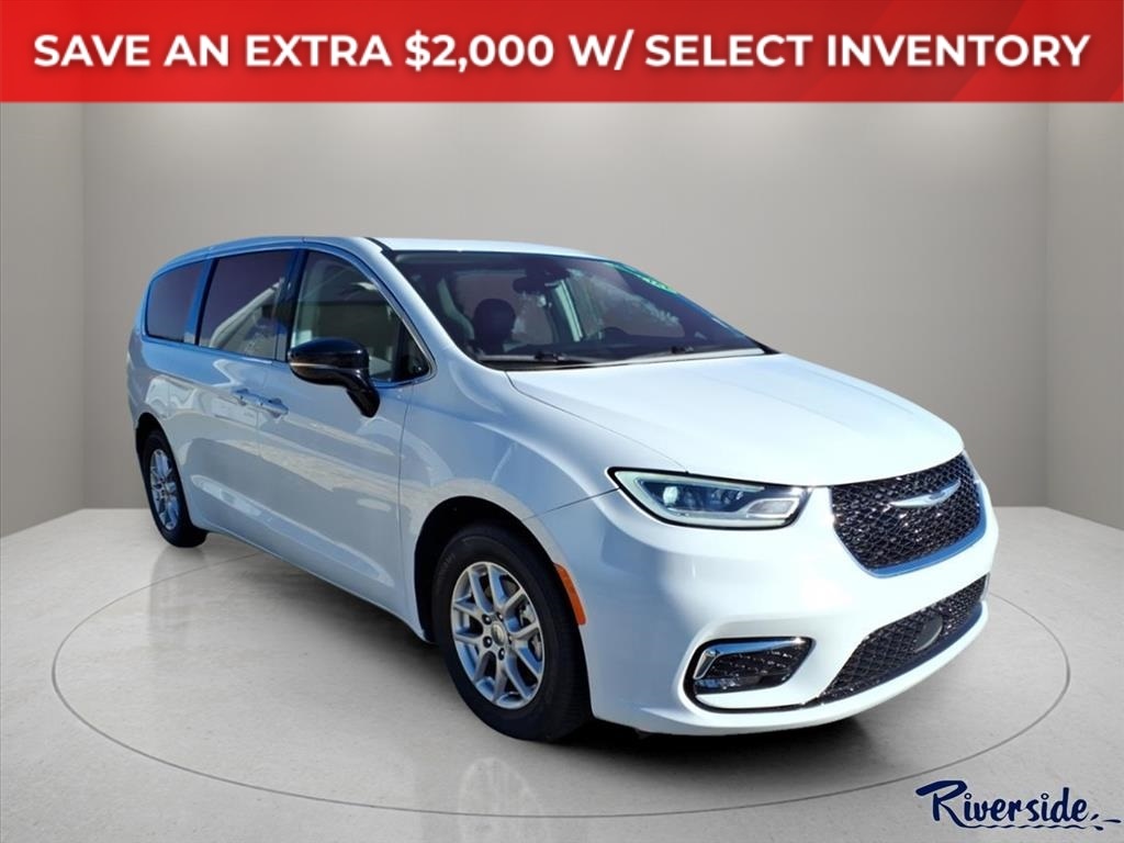 2024 Chrysler Pacifica Touring L's photo