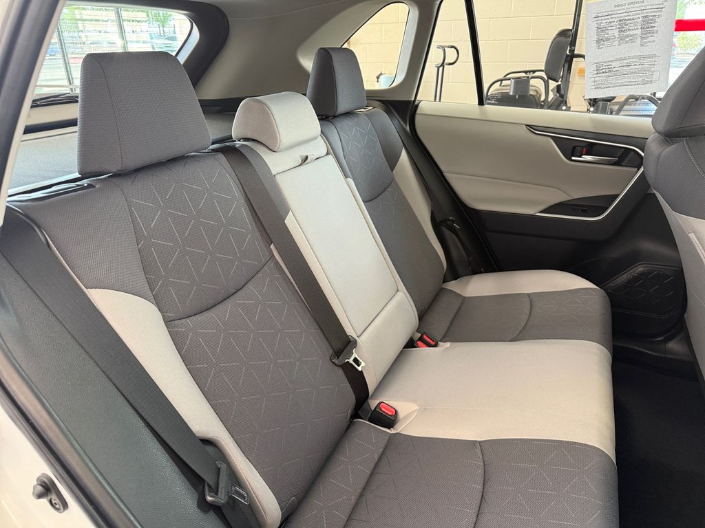 2024 Toyota RAV4 Hybrid XLE photo 15