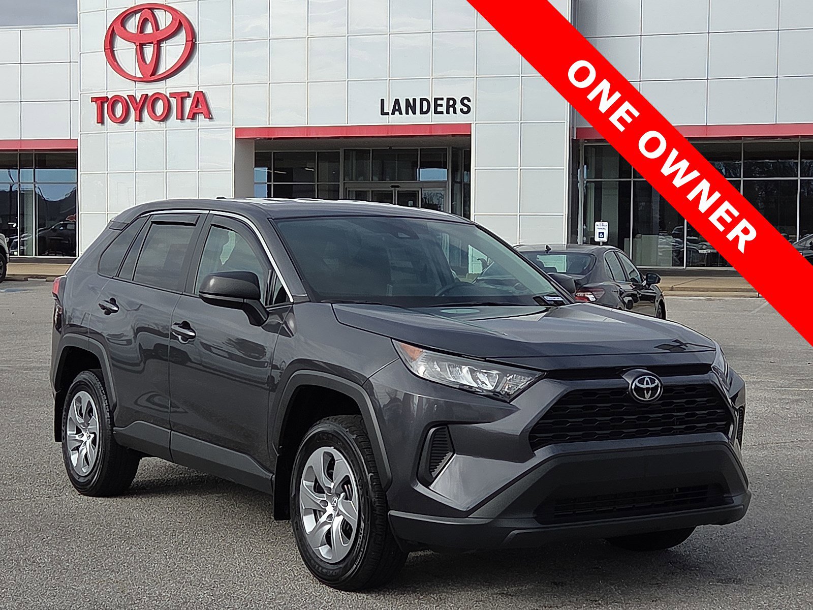 2022 Toyota RAV4 LE's photo