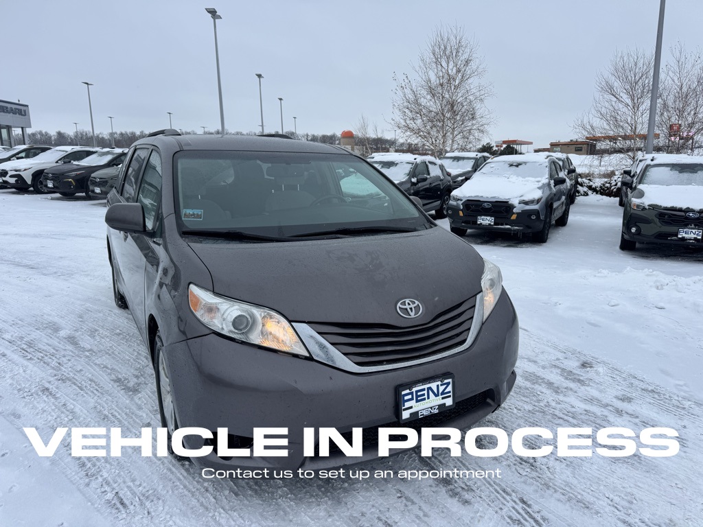 2015 Toyota Sienna LE's photo