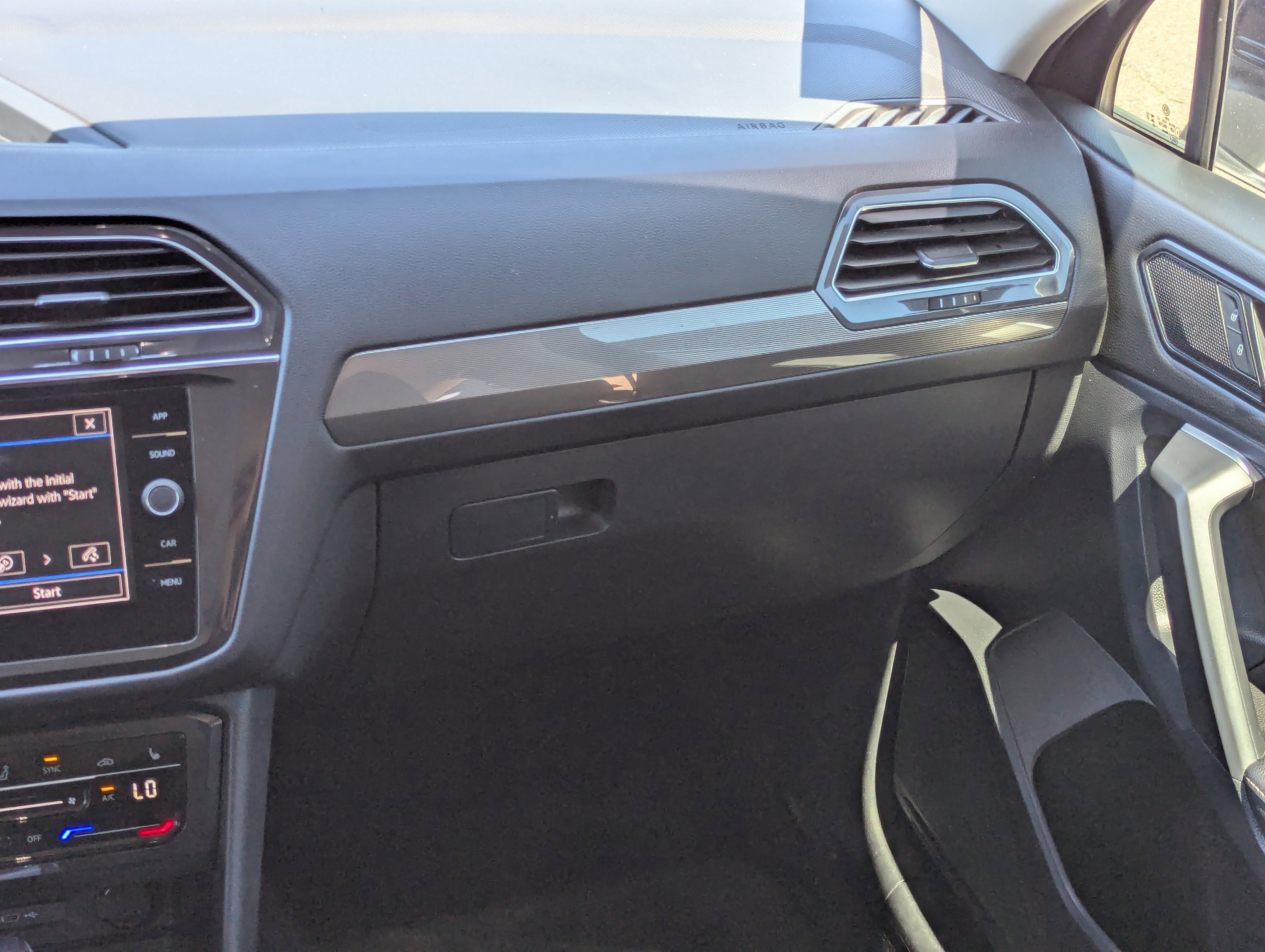 2023 Volkswagen Tiguan SE photo 3