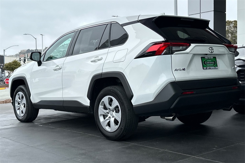 2024 Toyota RAV4 LE photo 4