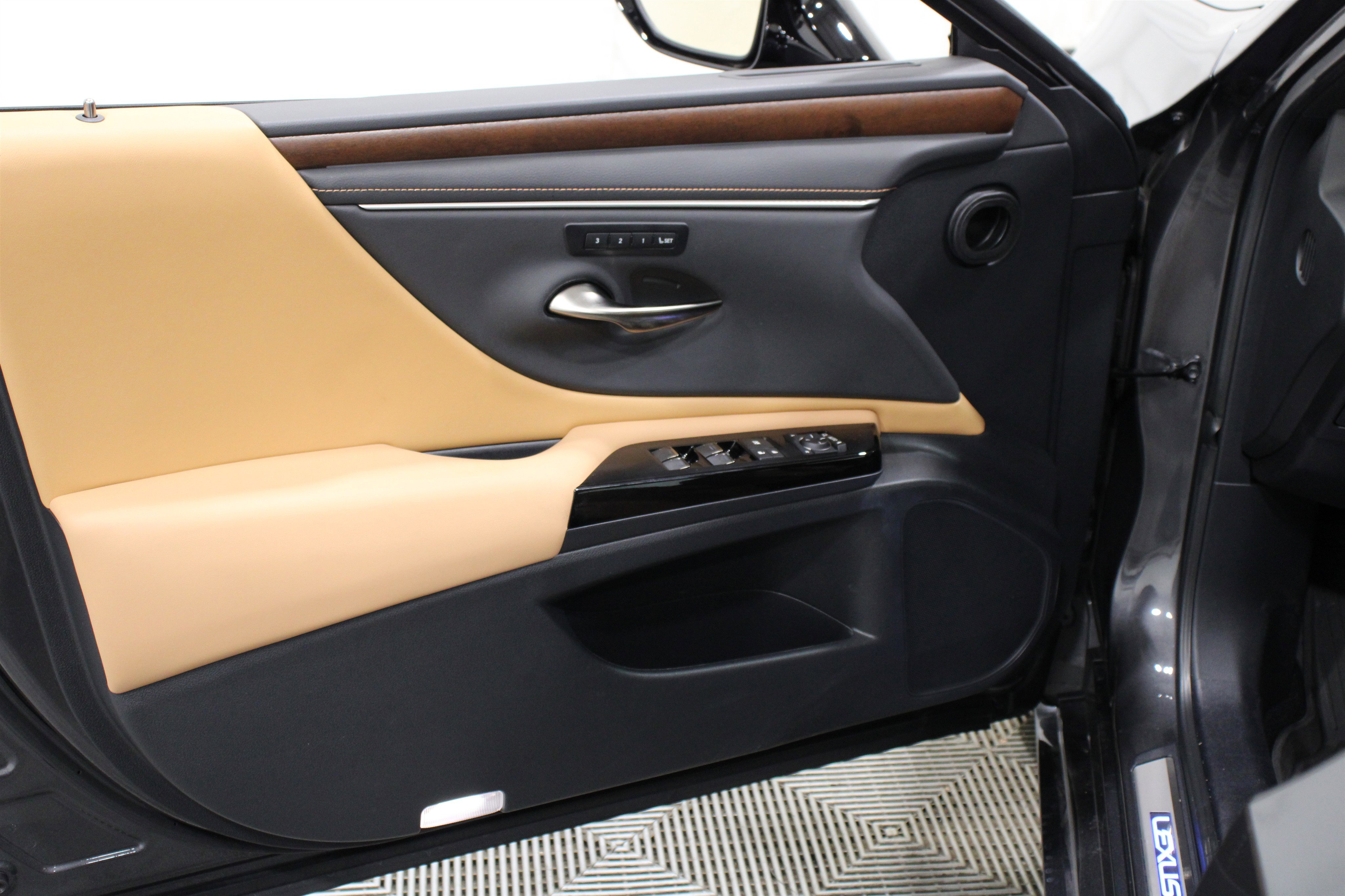 2025 Lexus ES 300h Base photo 2