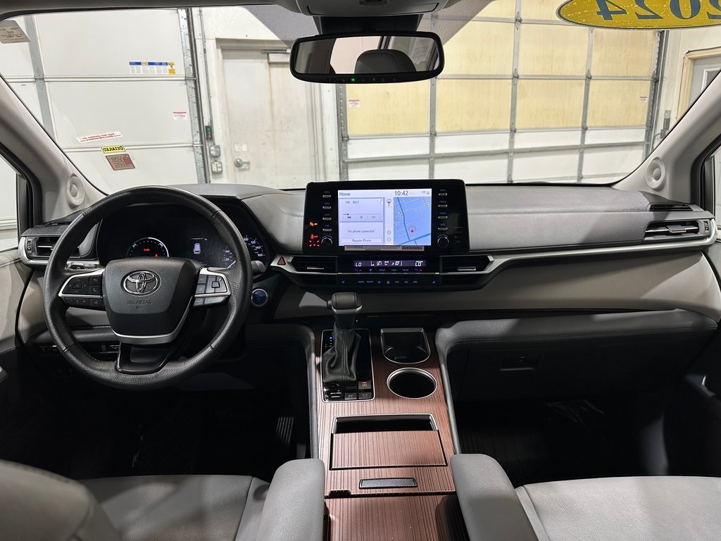 2024 Toyota Sienna XLE photo 23