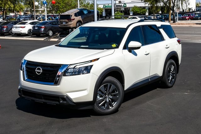 2025 Nissan Pathfinder SV's photo
