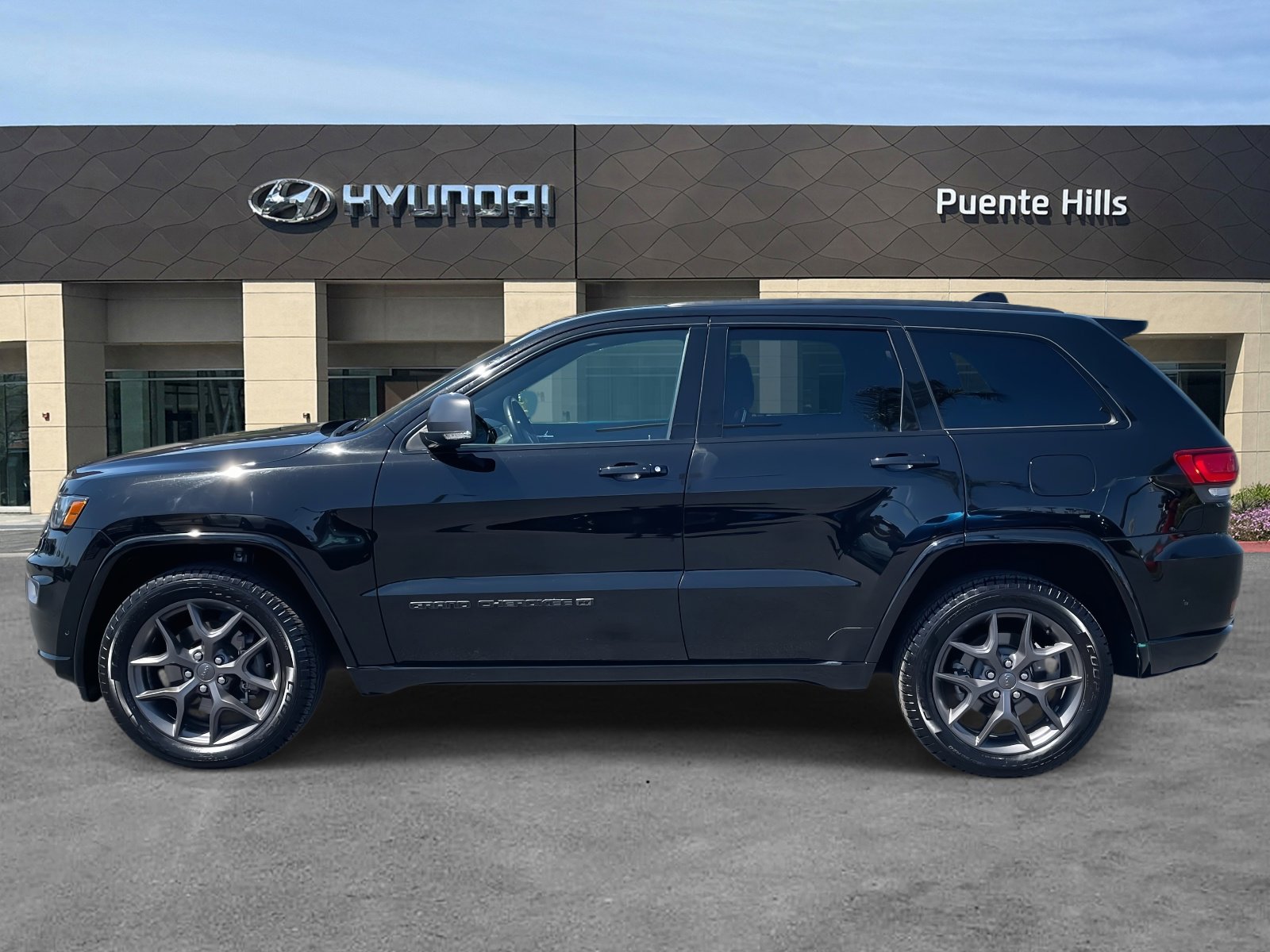 2021 Jeep Grand Cherokee Anniversary Edition photo 3