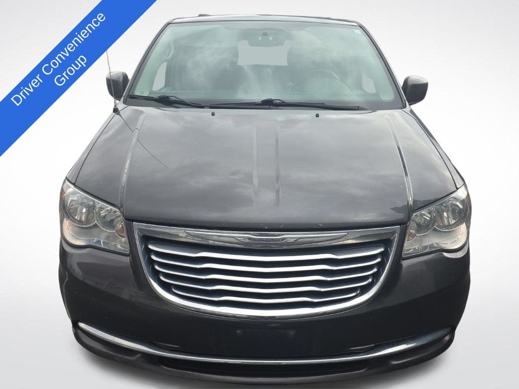 2016 Chrysler Town & Country Touring photo 2