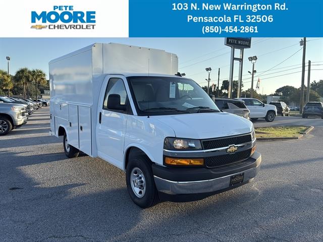 2025 Chevrolet Express Cutaway Base's photo