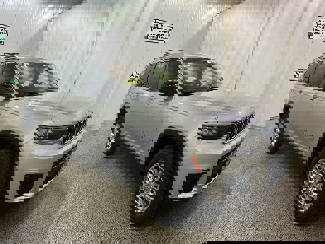 2025 Jeep Grand Cherokee L Laredo's photo