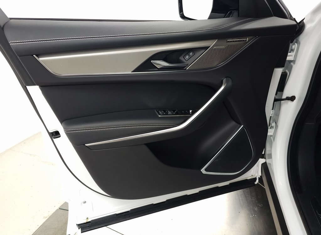 2025 JAGUAR F-PACE - Image 11