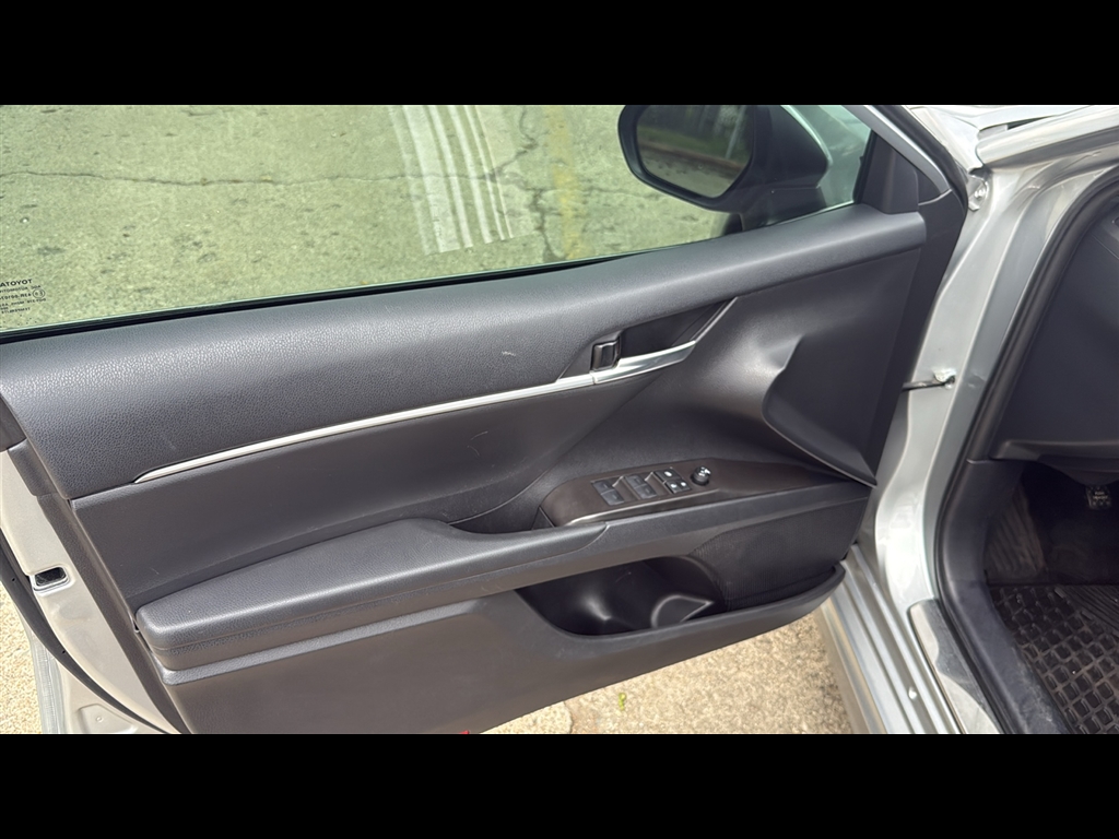 2023 Toyota Camry SE photo 3