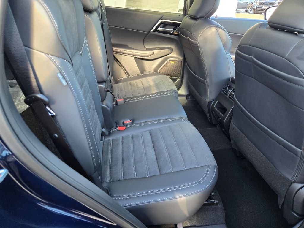 2025 Mitsubishi Outlander SE photo 4