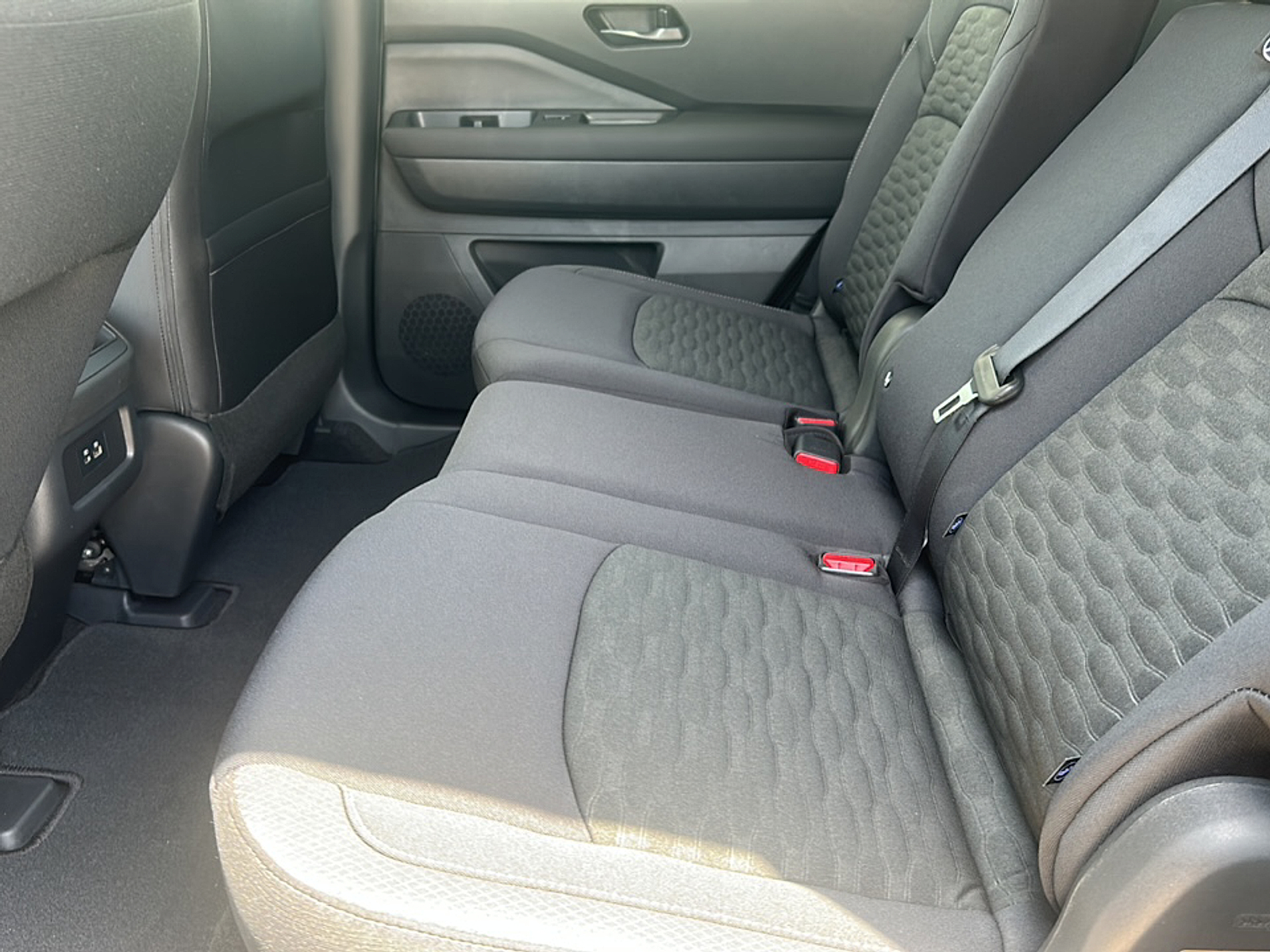 2025 Nissan Pathfinder S photo 5