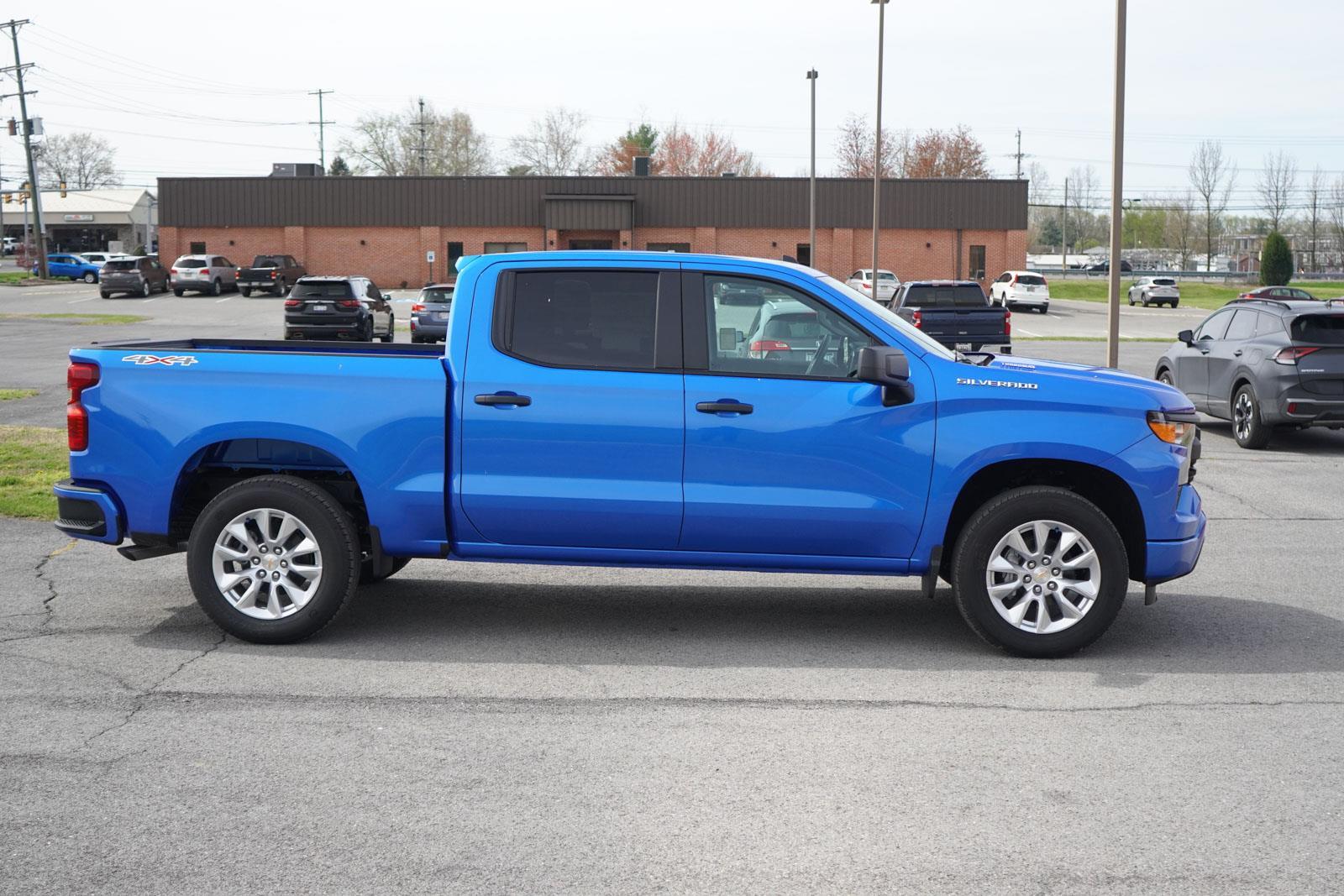 2025 Chevrolet Silverado 1500 Custom photo 2