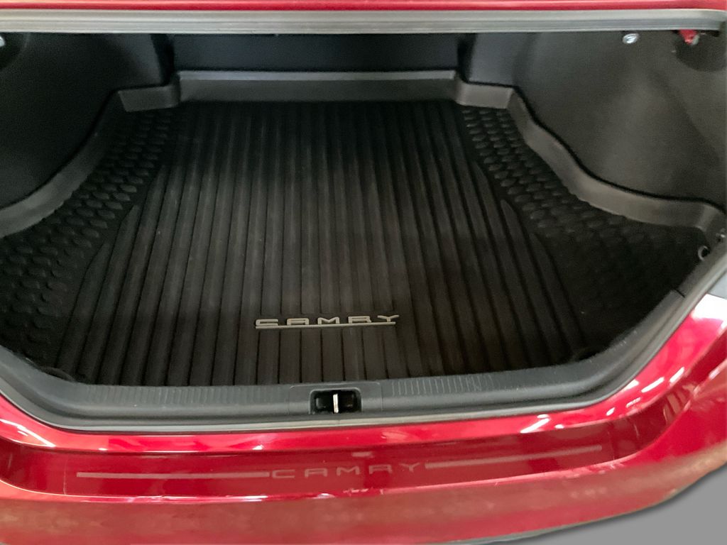 2022 Toyota Camry Hybrid XLE photo 12