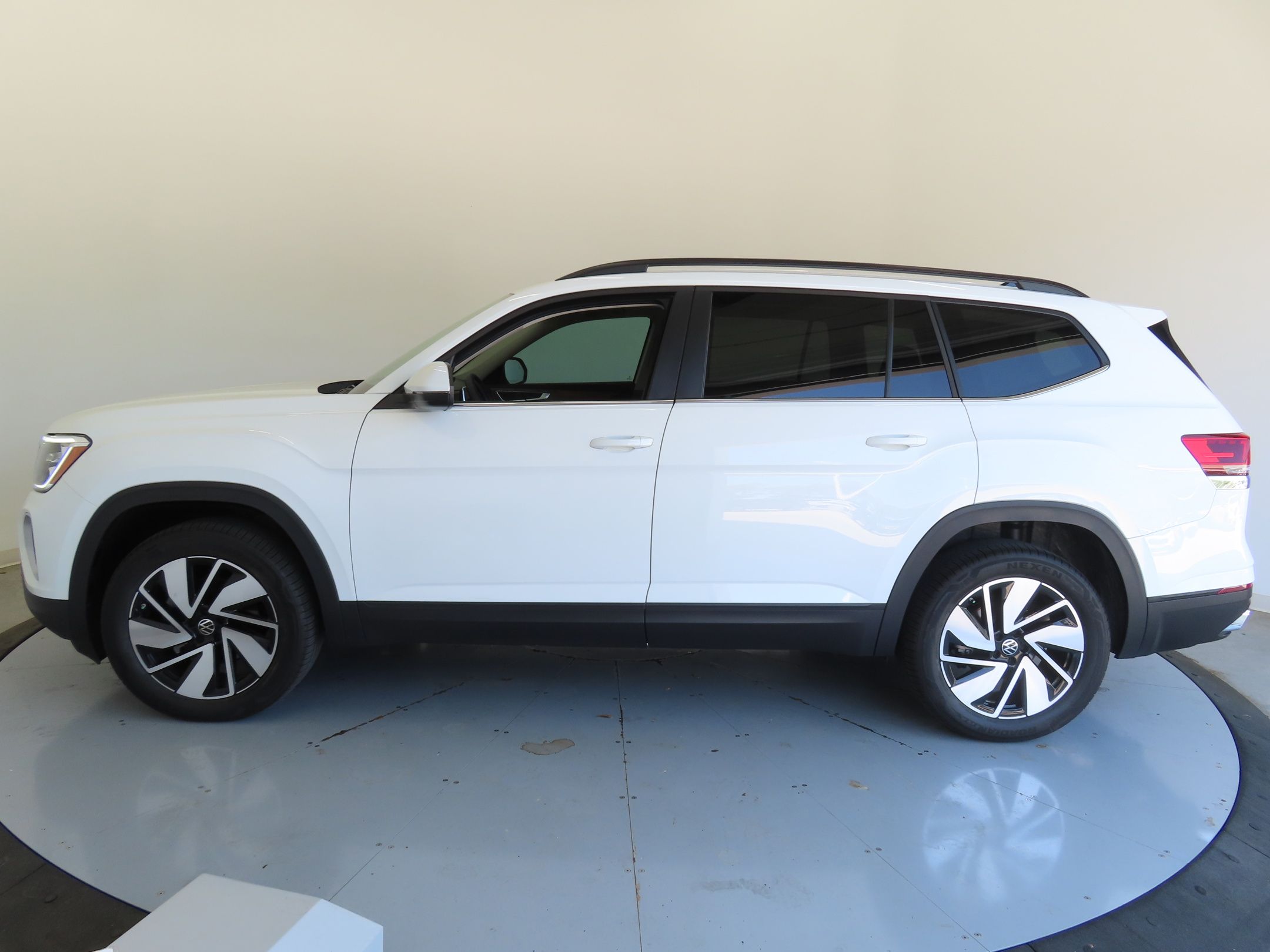 2025 Volkswagen Atlas SE Technology photo 6