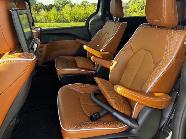 2025 Chrysler Pacifica Pinnacle photo 23