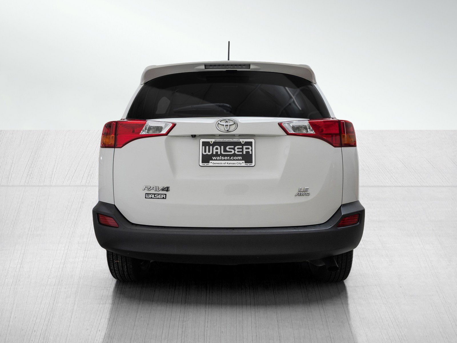 2015 Toyota RAV4 LE photo 4
