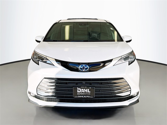 2025 Toyota Sienna Platinum photo 2