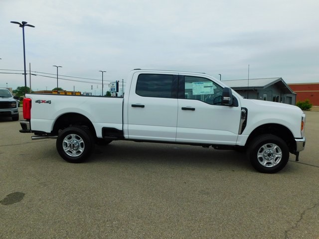 2025 Ford F-350 XLT photo 2