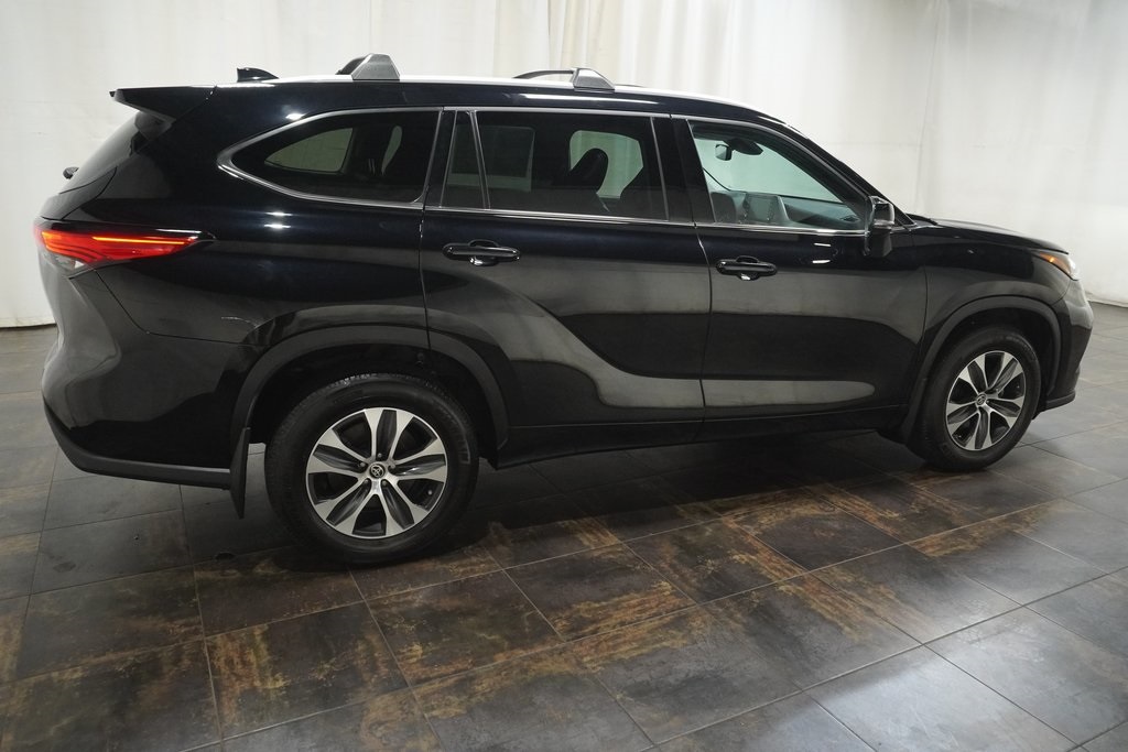 2022 Toyota Highlander XLE photo 2