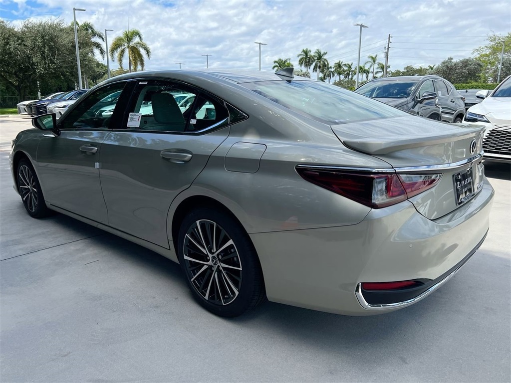 2025 Lexus ES 300h photo 4